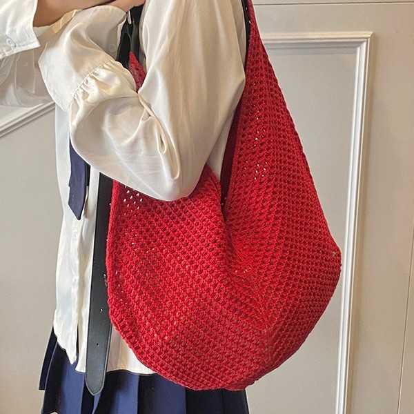 A new large-capacity, laid-back single-shoulder woven bag for women, a hollowed-out tote bag, and a beach vacation straw woven women's bag full figure