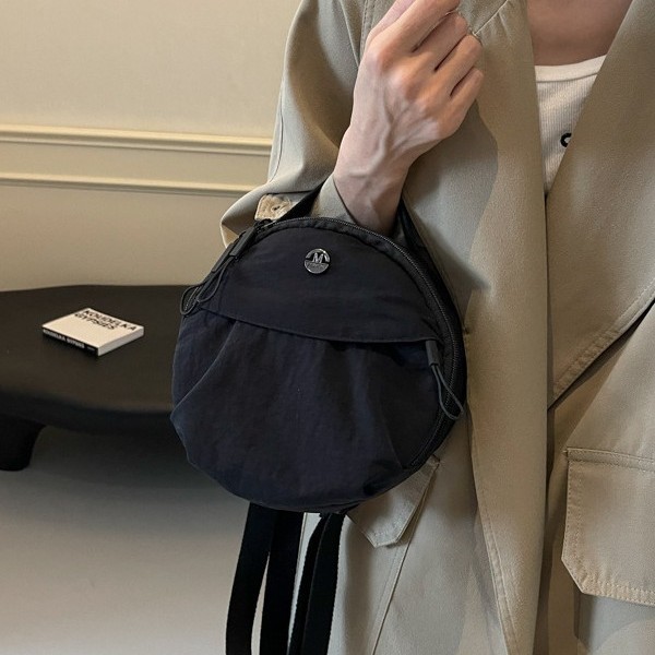 The new 2024 round pancake bag is a versatile mobile phone, a lightweight bag, a women's versatile commuting bag, and a crossbody single-shoulder bag for travel Application Scenario