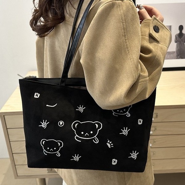 A stylish and retro winter, large-capacity new 2024 autumn/winter underarm commuter single-shoulder tote bag for women Application Scenario