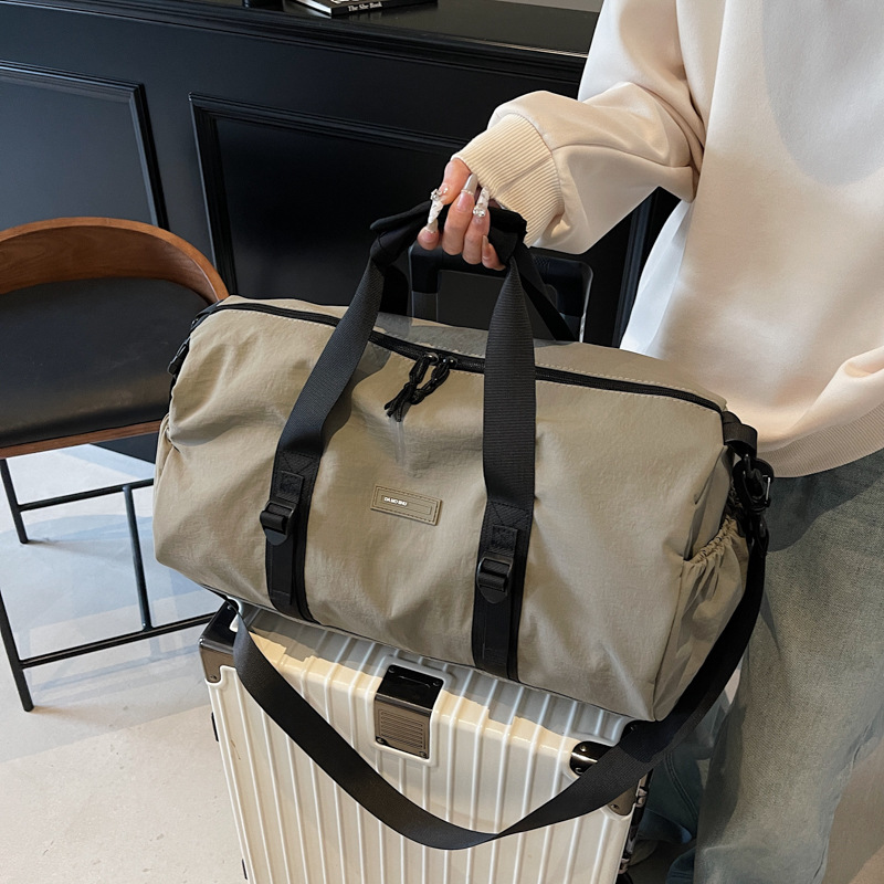 Men's and women's fashionable sports and fitness bags, large-capacity business trip luggage storage bags, Korean-style Instagram versatile and lightweight travel bags Application Scenario