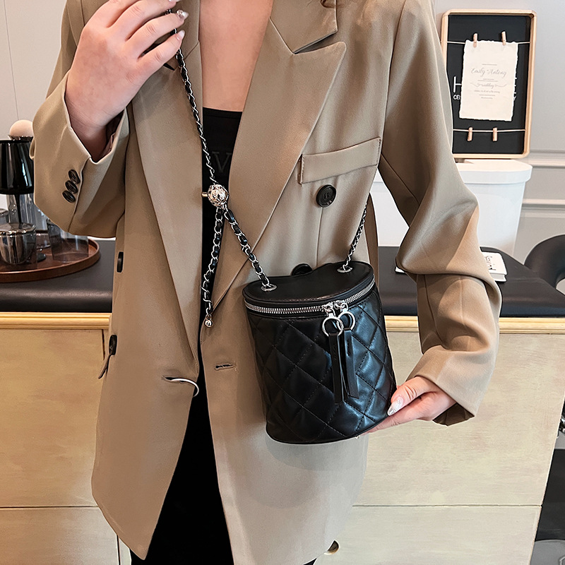 The 2025 new high-end and exquisite bucket bag, diamond-shaped chain bag, niche single-shoulder bag, heart-shaped versatile crossbody bag for women Application Scenario