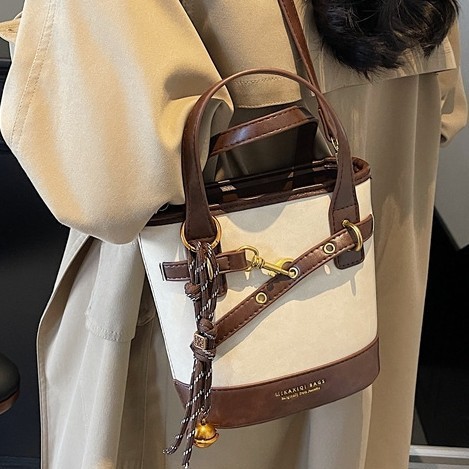High-end retro small bag for women, 2024 new winter trend versatile crossbody bag, fashionable and super popular hand-held bucket bag full figure