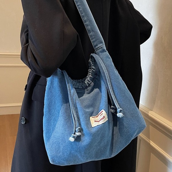 A simple and casual Korean-style student drawstring denim bag, a new spring style with a large capacity single-shoulder bag trend full figure