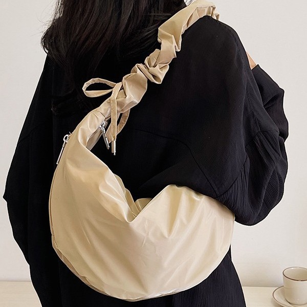 Large-capacity solid-color casual dumpling bag for women, 2025 new style fashionable and versatile crossbody bag, Korean-style quality single-shoulder bag details Picture