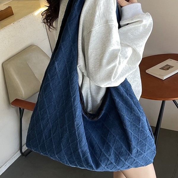 Bag Girl 2025 Spring New Trendy denim diamond-patterned single-shoulder tote bag, simple and large-capacity commuter bag, underarm bag full figure