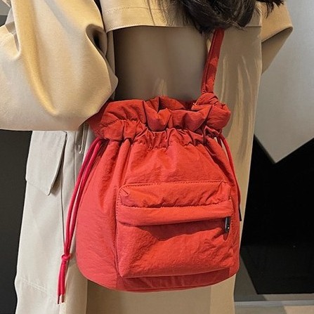 Large-capacity nylon bucket bag for women, 2024 new Korean style simple drawstring single-shoulder bag, pleated casual crossbody bag Specification drawing