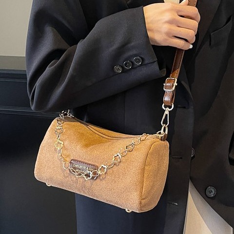 A trendy and niche underarm bag for women, a new 2024 autumn and winter versatile Instagram single-shoulder crossbody chain trendy pillow bag Specification drawing