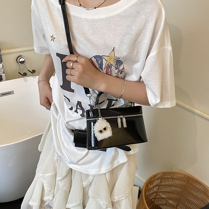 The 2025 new high-end small square bag is a fashionable women's handbag with a shiny surface and a trendy single-shoulder bag. It is stylish and versatile details Picture