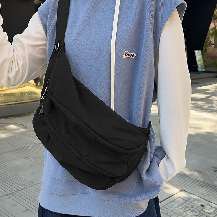 Lightweight single-shoulder crossbody bag, waterproof, large-capacity, school-style, unisex, fashionable and versatile, laid-back style bag full figure