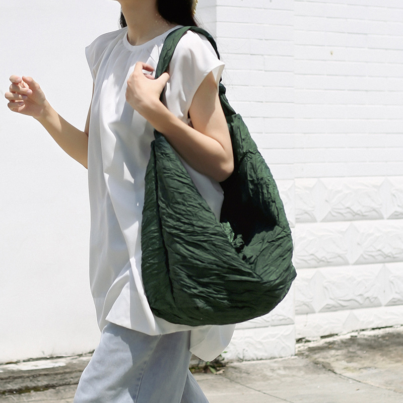 2024 New niche design women's Korean version large-capacity pleated fabric bag, cloud crossbody bag, artistic style women's bag details Picture