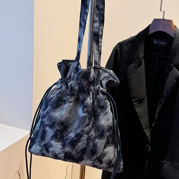 New women's bag fashion 2025 Spring large-capacity fabric bag, Yunnan ink-wash painting single-shoulder bag, casual bucket bag Application Scenario