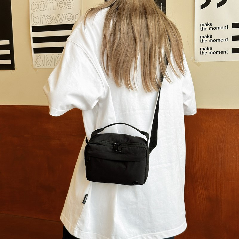 The new cross-border multi-functional single-shoulder crossbody bag and sporty nylon waist bag are lightweight and casual Application Scenario