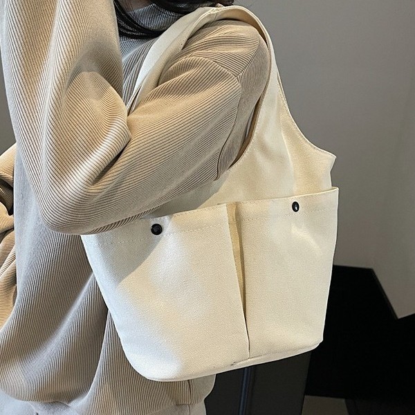 2025 Large Capacity Versatile and trendy single-shoulder tote bag for Women, new multi-pocket personalized large capacity solid color handbag for women Application Scenario