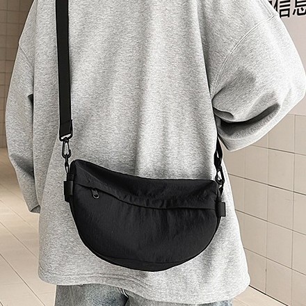 Versatile canvas bag for girls, 2024 new niche design, large-capacity student sports crossbody bag, class dumpling bag Application Scenario