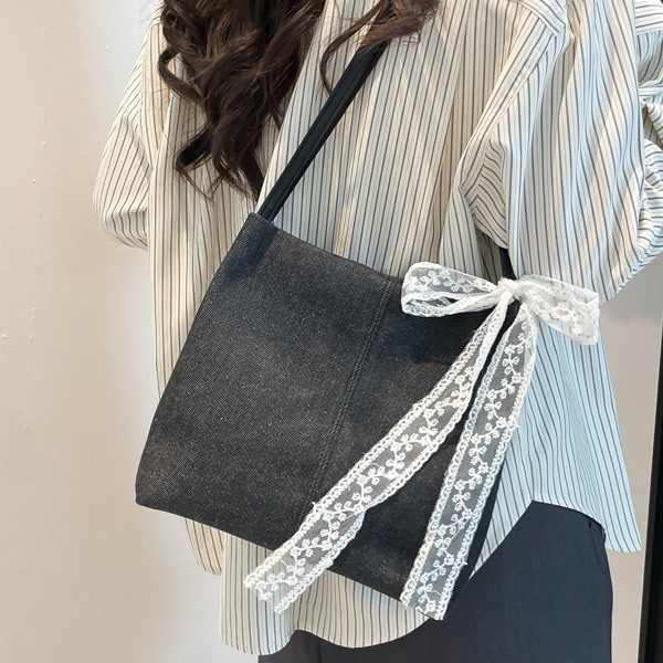 Casual commuting large-capacity denim bag for women 2025 new style stylish and versatile shoulder bag with a relaxed tote bag Application Scenario