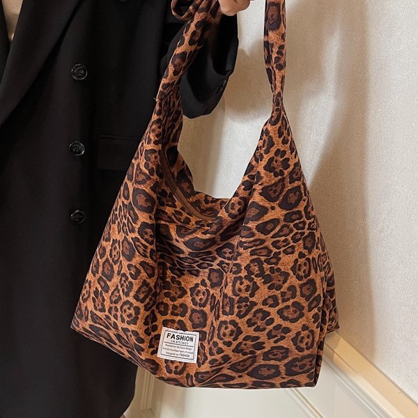 Cross-border autumn and winter retro large-capacity tote bag for women 2024 new style Versatile leopard print single-shoulder bag for commuting and school Application Scenario