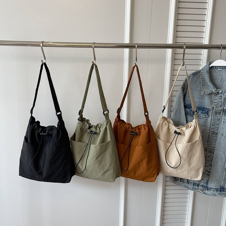 Japanese-style large-capacity casual tote bag, simple, niche and versatile single-shoulder bag, fashionable commuting drawstring drawstring crossbody bag details Picture