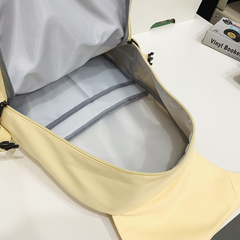 Simple solid-color schoolbag, female college students' commuting and casual backpack, versatile backpack for junior and senior high school students in autumn and winter, couple backpack Application Scenario