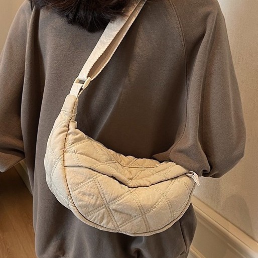 The Crescent Bag is a new autumn and winter collection of simple, retro and high-end single-shoulder bags. It is fashionable and versatile, with a large capacity for commuting crossbody full figure