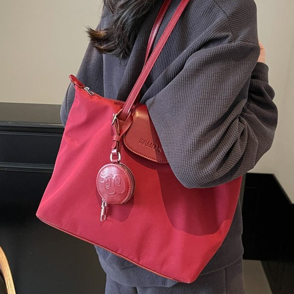 New large-capacity tote bag, a niche, versatile and high-end handbag. 2025 Casual and fashionable single-shoulder tote bag Specification drawing