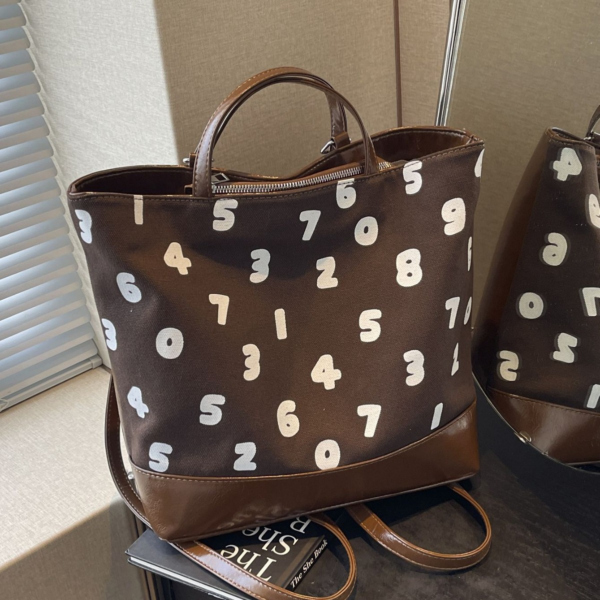 A niche design digital single-shoulder bag for 2024, a fashionable and casual double-shoulder crossbody bag for commuting full figure