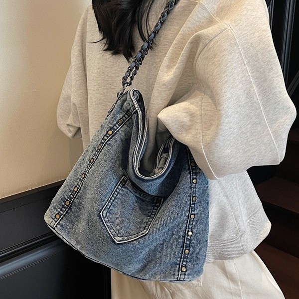 Retro rivet single-shoulder underarm bag, European and American fashion motorcycle bag, denim simple and casual large-capacity tote bag Application Scenario