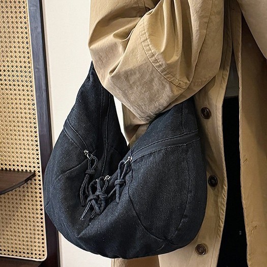 The new crossbody bag features a laid-back style for students in the spring and autumn period. It is stylish, simple, niche, casual, retro and versatile. It is a fashionable single-shoulder bag full figure