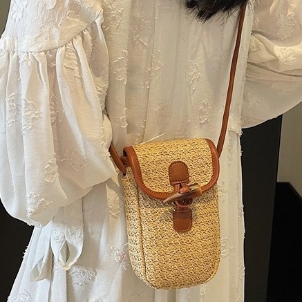 Summer simple color-blocking woven mobile phone bag 2025 new lightweight and casual beach straw woven bag niche single-shoulder bag details Picture