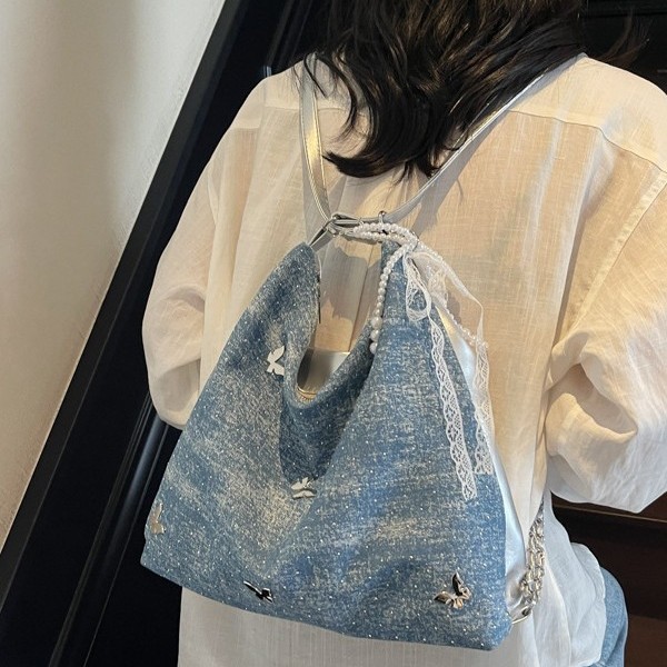 The new denim bag for women in the bag style is eye-catching. It's a casual and versatile single-shoulder fashionable crossbody bag with a Korean version details Picture