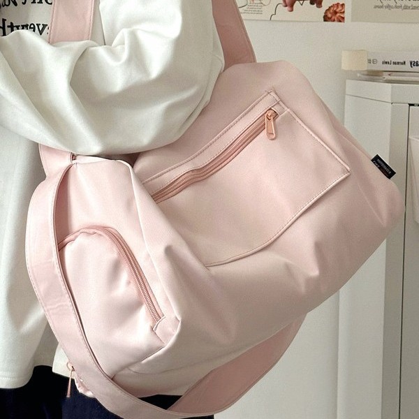 A new large-capacity fashionable sports single-shoulder bag for women, a casual travel crossbody bag, a trendy bag for students to attend classes, commute and work out Application Scenario