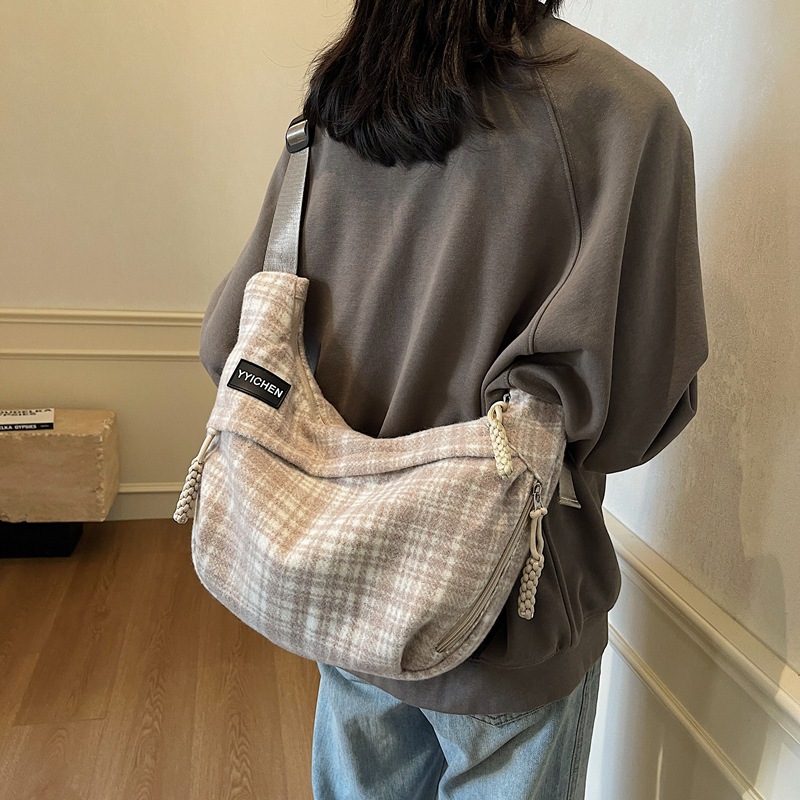 Autumn and winter checkered woolen dumpling bag, Japanese style Instagram simple retro Korean version crossbody bag, casual commuting single-shoulder bag full figure