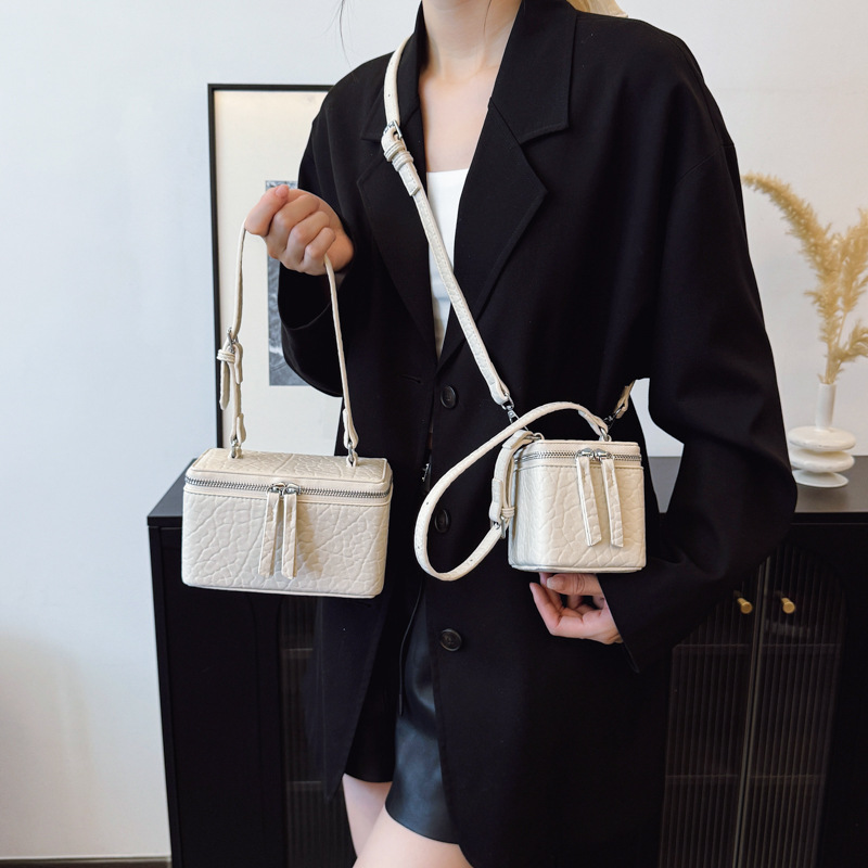 2025 New Korean-style fashionable box bag, women's stylish, light luxury, large-capacity crossbody bag, trendy solid color single-shoulder bag Specification drawing