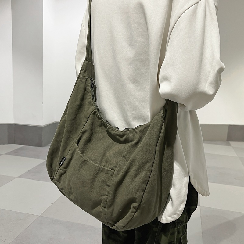 Large-capacity washed canvas bag, pleated casual crossbody bag, Japanese-style simple commuting single-shoulder bag, casual tote bag full figure