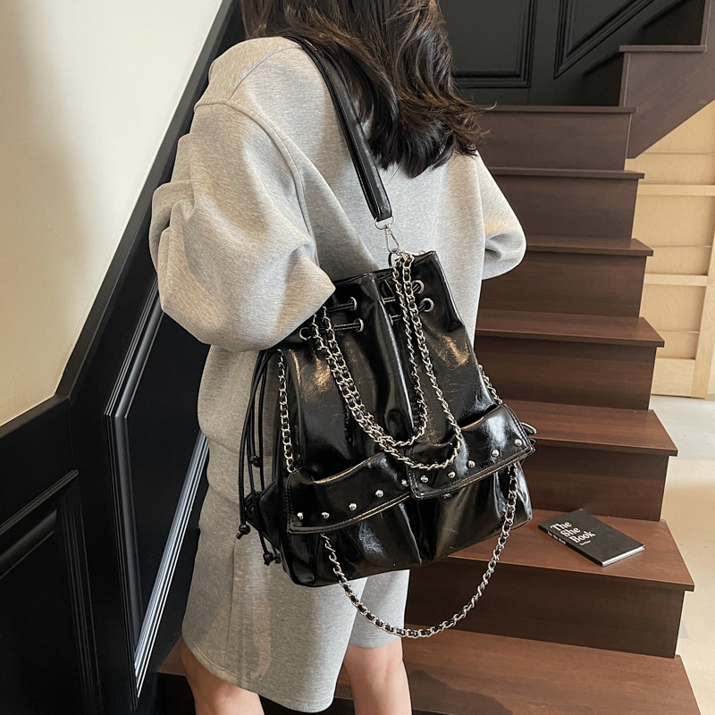 2025 New multi-pocket chain rivet motorcycle bag, retro large-capacity backpack, commuting versatile single-shoulder crossbody bag Specification drawing