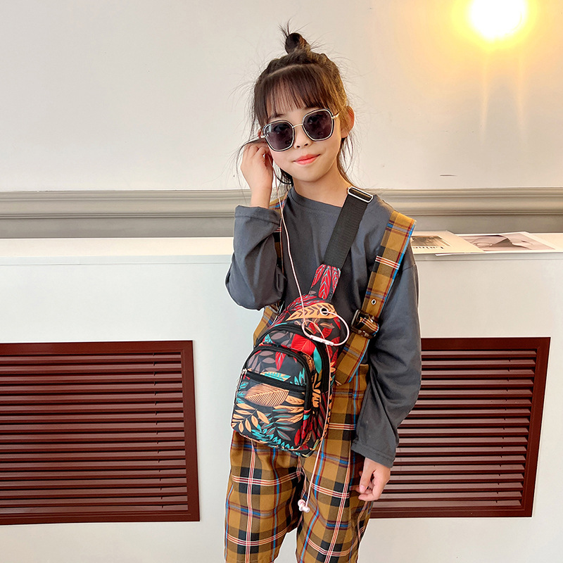 In the autumn of 2023, new fashionable and trendy small bags, camouflage leaf casual children's chest bags, crossbody bags and personalized bags will be launched Specification drawing