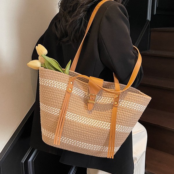 A fashionable new forest-style contrasting color straw woven tote bag, versatile for casual commuting and a large-capacity vacation single-shoulder beach bag full figure