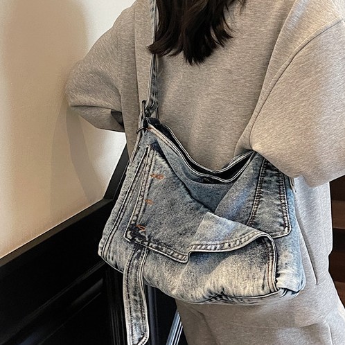Retro denim bag for women 2025 new style, fashionable and trendy single-shoulder crossbody bag, simple and casual commuter tote bag full figure