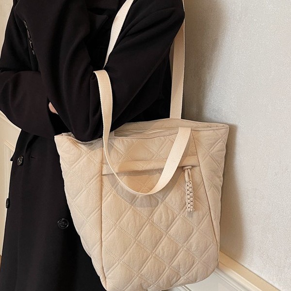 A trendy Japanese-style, niche, casual, diamond-patterned tote bag for women in 2025, a lightweight, single-shoulder bag for commuting in solid colors Specification drawing