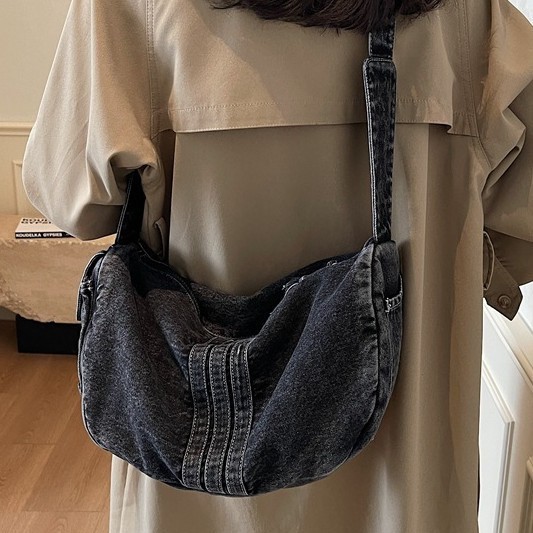 The new laid-back style women's denim single-shoulder bag is fashionable and versatile for autumn and winter, with a casual and high-end feel. It's a large-capacity crossbody bag Application Scenario