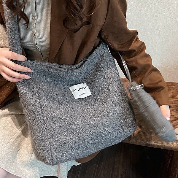 Winter Instagram trendy woolen and plush tote bag for women 2024 New style, fashionable and casual, large-capacity single-shoulder crossbody women's bag Application Scenario