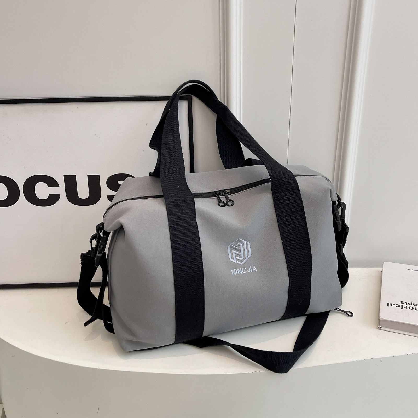 New outdoor large-capacity multi-functional travel bag, versatile and lightweight crossbody bag, men's and women's casual sports and fitness bag details Picture