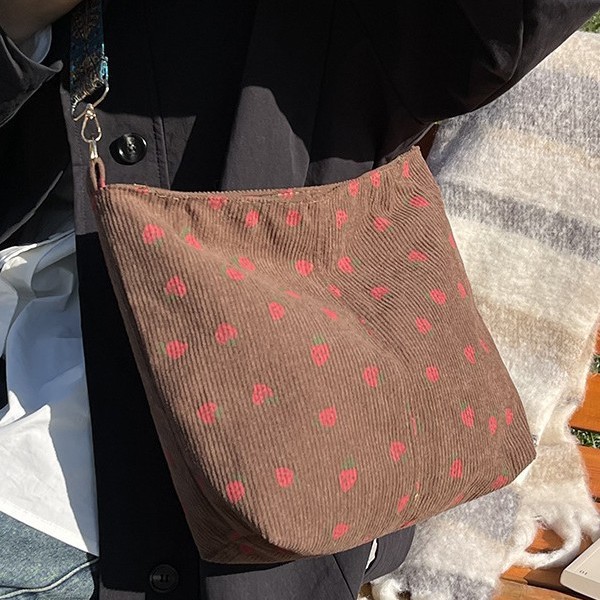 The 2024 new casual and fashionable commuter bag for women is a versatile and cute strawberry wide shoulder strap single-shoulder bucket bag Specification drawing
