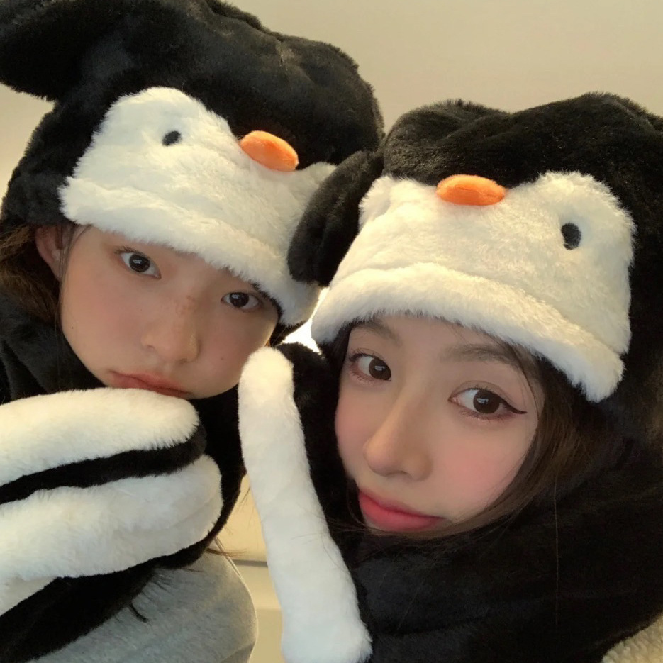 A small and niche design penguin three-piece set for autumn and winter, featuring a cute cartoon thick and warm scarf, gloves and a one-piece hat Specification drawing
