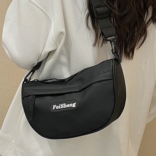 Casual women's bag with foreign trade style 2025 Spring/Summer new capacity casual solid color nylon fabric lightweight single-shoulder crossbody bag details Picture