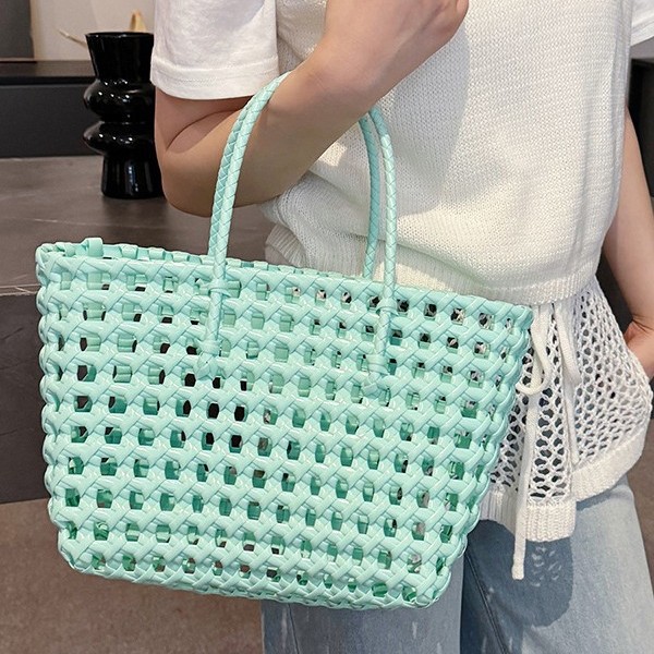 The 2025 summer new hollowed-out vegetable basket bag is a fashionable and versatile seaside vacation handbag, a Korean version of a niche single-shoulder bag details Picture