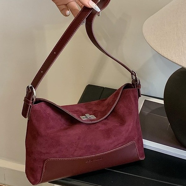 A new high-quality tote bag for autumn and winter, a large-capacity single-shoulder underarm handbag for commuting, and a versatile women's crossbody bag Application Scenario