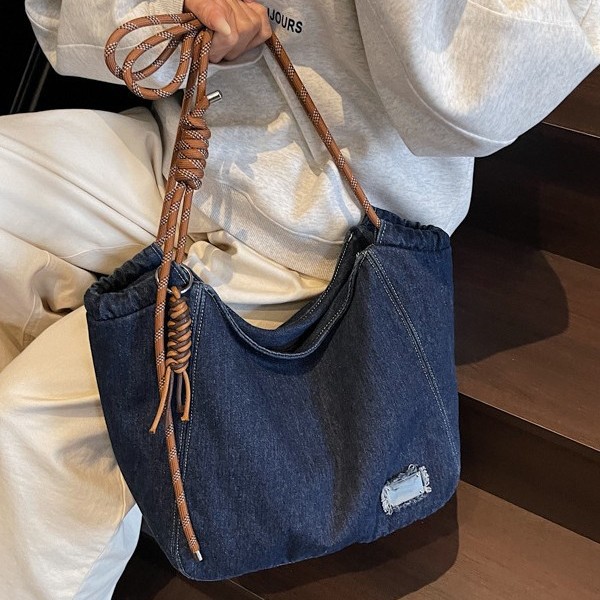 Large-capacity denim bag for women 2025 Spring/Summer new chain shoulder bag, texture and personality, ins trendy tote bag full figure