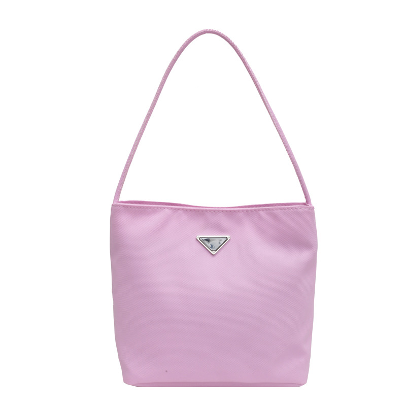 The Korean version of Instagram Super Fire Network red envelope bag for women, 2025 new style, high-end, simple and solid color hand-held commuting bucket bag Item Picture