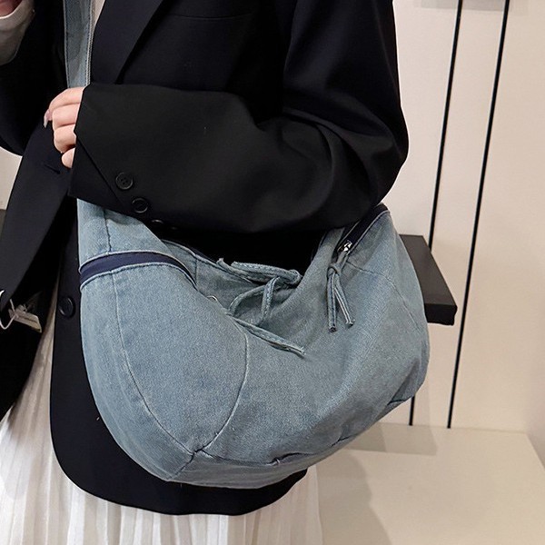 The new crossbody bag features a laid-back style for students in the spring and autumn period. It is stylish, simple, niche, casual, retro and versatile. It is a fashionable single-shoulder bag Application Scenario