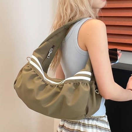 Color-blocking tote bag, women's nylon fabric bag, pleated large capacity, striped patchwork line single-shoulder bag, design sense, underarm bag Application Scenario